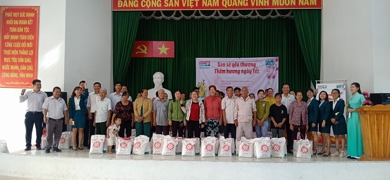 kienlongbank trao tang 7950 phan qua tet cho gia dinh kho khan