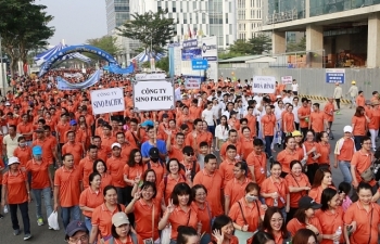 Hơn 15.000 đi bộ vì người nghèo