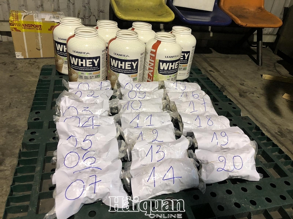 Hàng gói cần sa được đóng gói hút chân không giấu trong các lọ thực phẩm chức năng