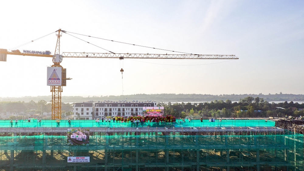 Cất nóc nhà phố vườn thuộc giai đoạn 1 dự án LA VIDA RESIDENCES
