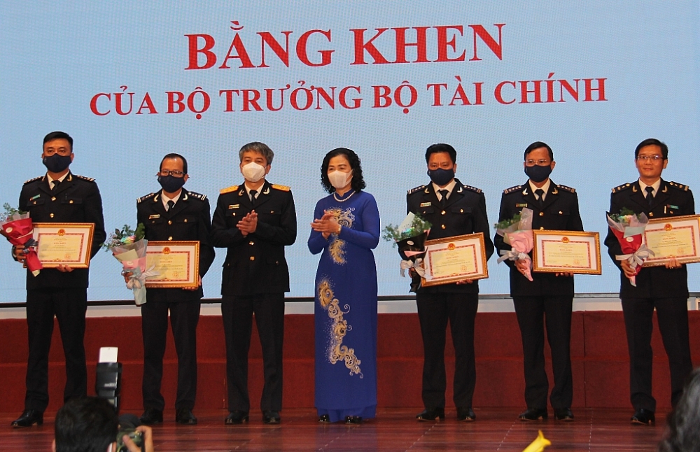 THứ trưởng Vũ Thị Mai và Phó Tổng cục trưởng Mai Xuân Thành trao Bằng khen cho các cá nhân. Ảnh: T.H