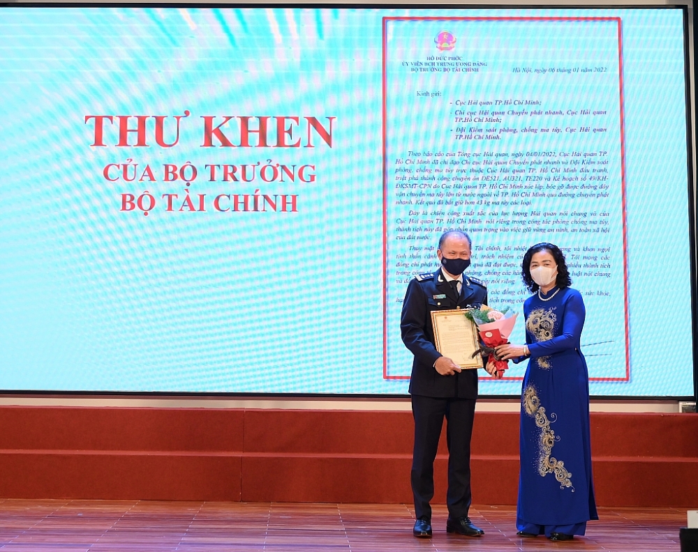 Thứ trưởng Vũ Thị Mai trao Thư khen của Bộ trưởng Bộ Tài chính cho Cục Hải quan TPHCM. Ảnh: T.H