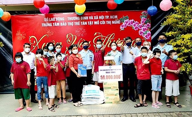 Công đoàn Cục Hải quan TPHCM tặng quà Tết cho người già và trẻ em tại hai trung tâm