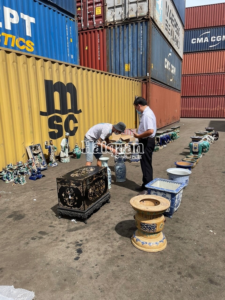 Hình ảnh container đồ cổ nhập lậu bị Hải quan phát hiện