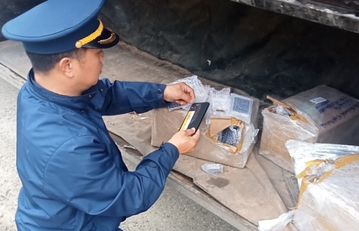 Tạm giữ hàng trăm điện thoại di động đã qua sử dụng