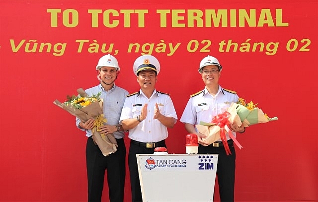 Trên 1.500 TEU hàng xuất khẩu lên tàu ZIM  lần đầu cập cảng