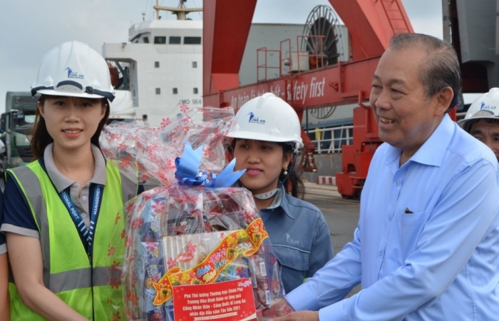 Phó Thủ tướng Trương Hòa Bình thăm công nhân làm việc xuyên Tết tại Cảng quốc tế Long An