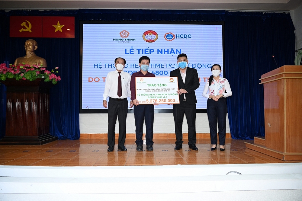Tập đoàn Hưng Thịnh trao tặng hệ thống máy xét nghiệm Covid-19 tự động trị giá gần 5,3 tỷ đồng cho HCDC