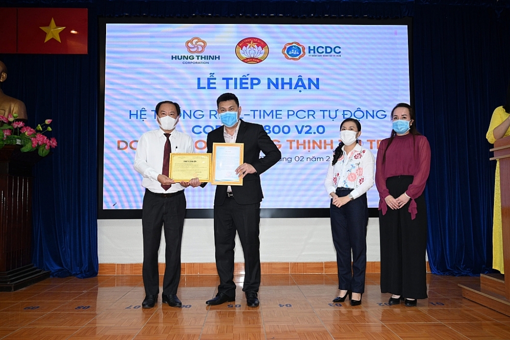 Tập đoàn Hưng Thịnh trao tặng hệ thống máy xét nghiệm Covid-19 tự động trị giá gần 5,3 tỷ đồng cho HCDC