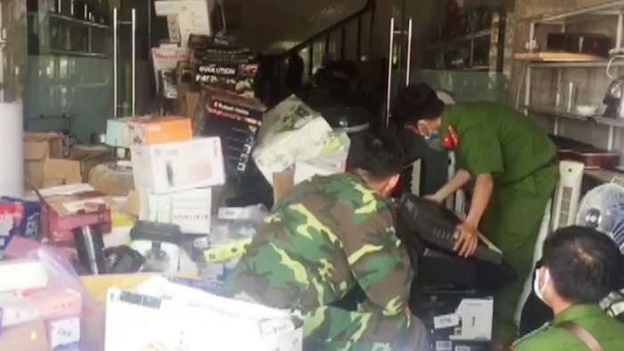 Kiểm tra hành chính nhà dân "lòi" ra hàng tấn hàng nghi nhập lậu