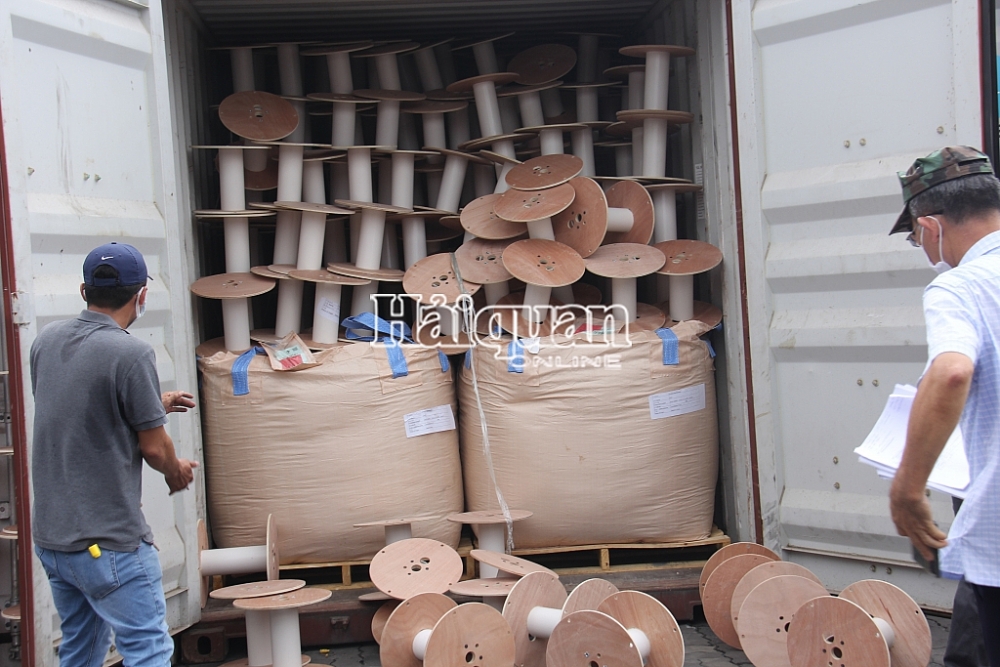 Cận cảnh lô hàng dây cáp điện nghi vấn gian lận xuất xứ