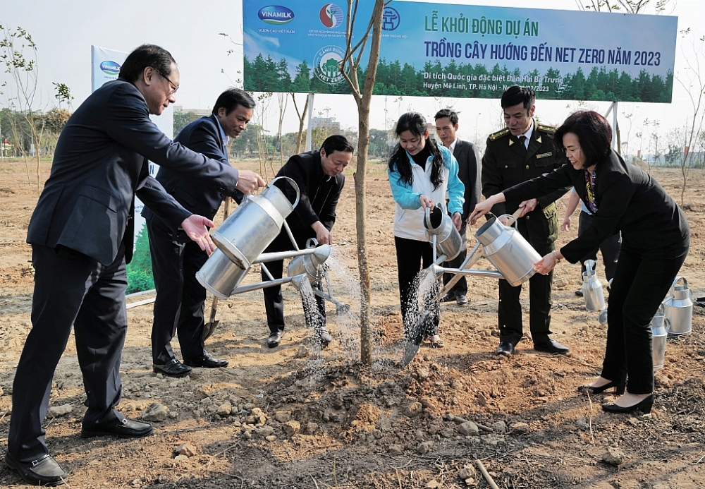 Vinamilk khởi động “hành trình Net Zero 2050” với sự kiện trồng cây tại Hà Nội