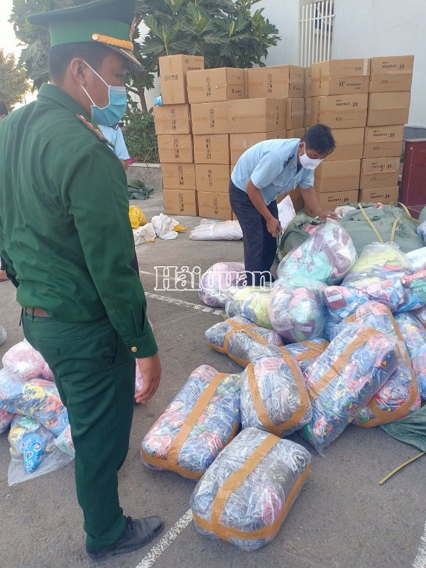 hai quan dong thap bat vu xuat lau gan 250000 chiec khau trang