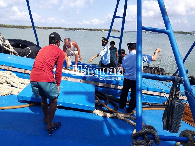 hai quan no sung canh cao bat tau cho 180m3 dau lau