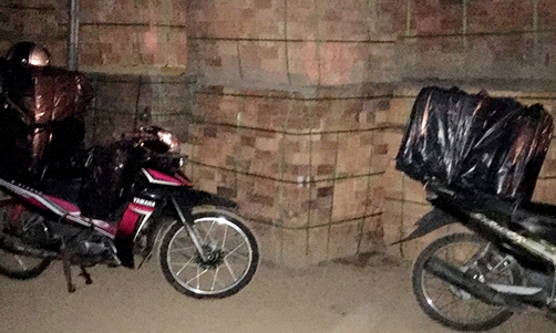 Buôn lậu bỏ lại 3 xe máy và gần 4.000 bao thuốc lá lậu