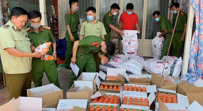 Hàng nghìn chai thuốc bảo vệ thực vật nghi nhập lậu bỏ gần Quốc lộ 91