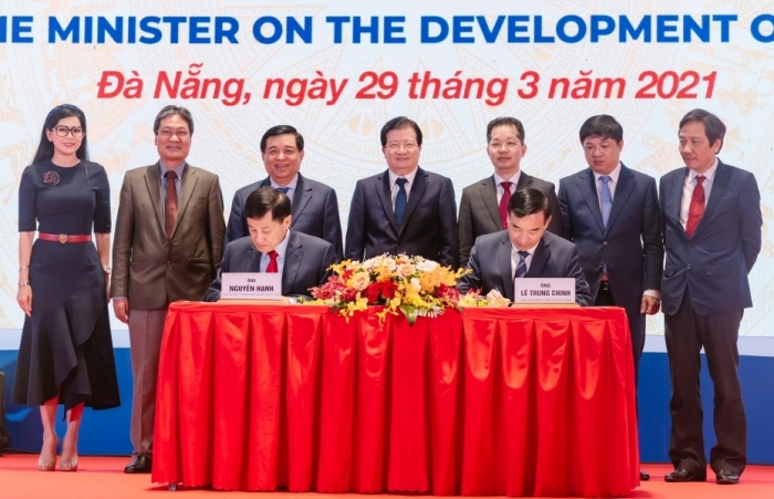 Ông Johnathan Hạnh Nguyễn ký kết tài trợ đề án Trung tâm tài chính quy mô quốc tế với Đà Nẵng