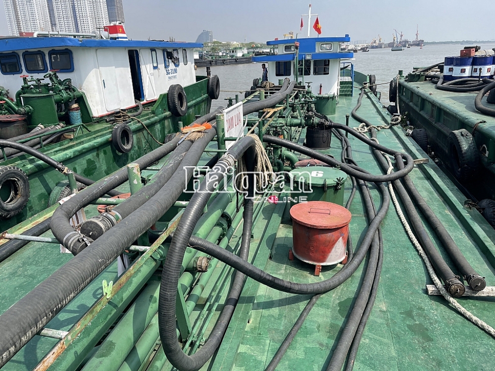 Hải đội 3 phối hợp bắt 3 tàu vận chuyển hàng trăm tấn dầu có dấu hiệu vi phạm