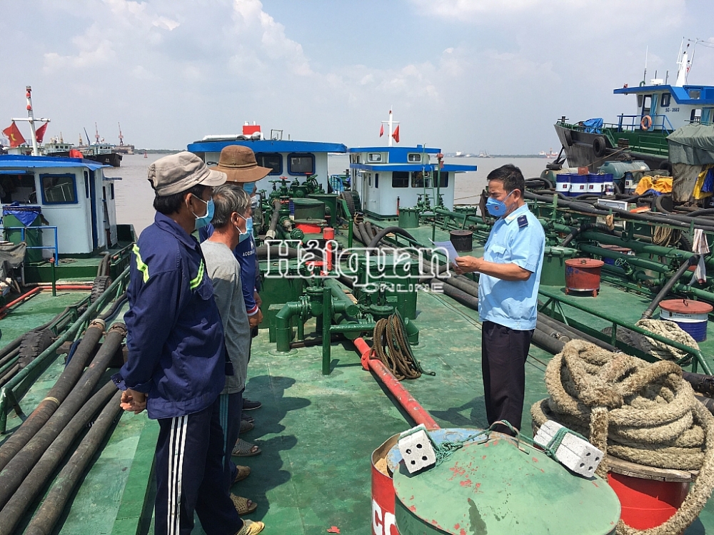 Hải đội 3 phối hợp bắt 3 tàu vận chuyển hàng trăm tấn dầu có dấu hiệu vi phạm