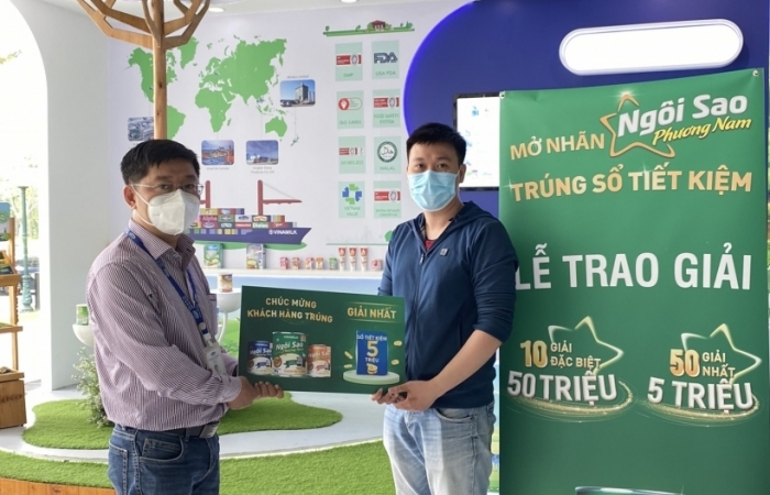 Những khách hàng may mắn “Mở nhãn, trúng sổ tiết kiệm” của Ngôi Sao Phương Nam