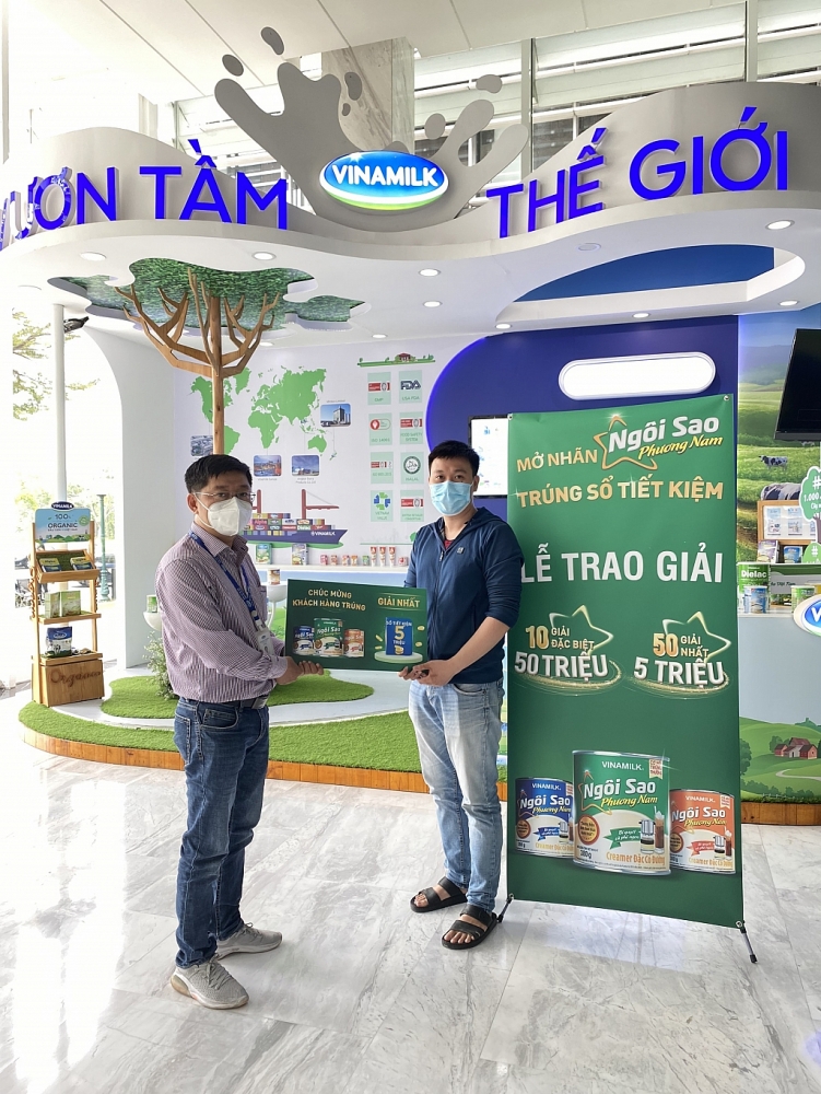 Những khách hàng may mắn “Mở nhãn, trúng sổ tiết kiệm” của Ngôi Sao Phương Nam