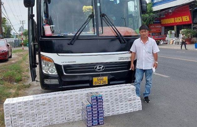 Bắt giữ gần 3.000 bao thuốc lá lậu trên xe chở khách