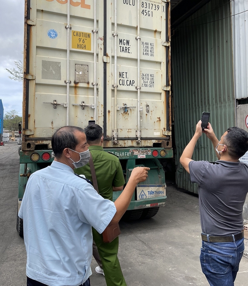 Tiêu hủy hàng trăm container phế liệu nhập khẩu không đạt tiêu chuẩn
