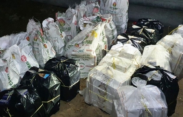 Bỏ lại xuồng máy chở gần 7.000 bao thuốc lá lậu