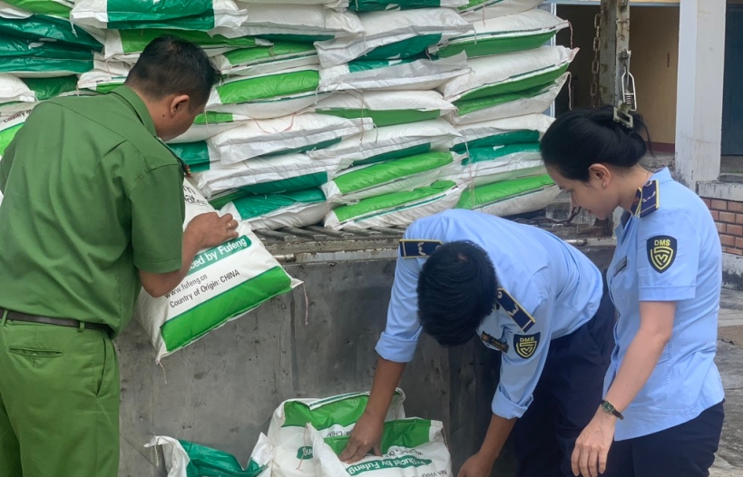 Tạm giữ gần 10 tấn bột ngọt Trung Quốc vì không có nhãn phụ