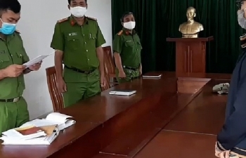 Khởi tố đối tượng đánh bảo vệ khi bị nhắc nhở đeo khẩu trang