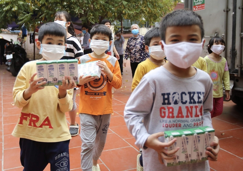 vinamilk danh 125 ty dong cham soc dinh duong cho tre em phong chong dich