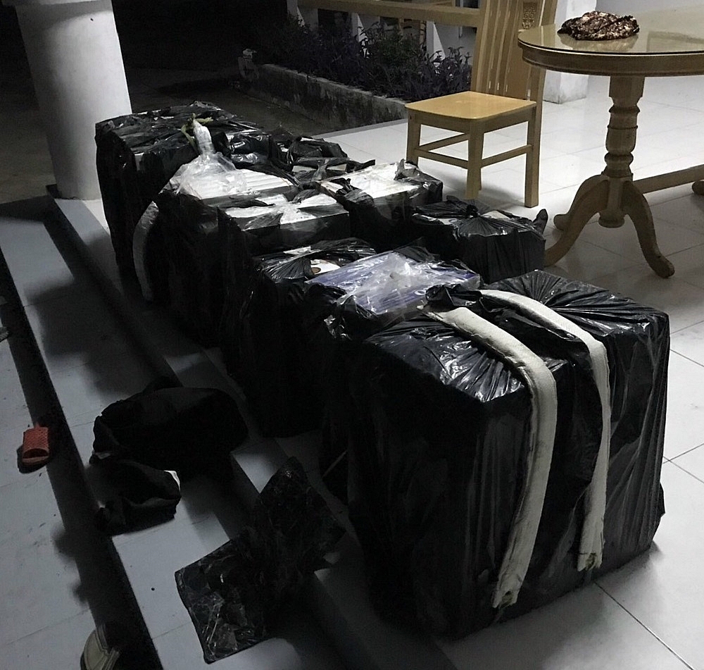 Hàng nghìn bao thuốc lá lậu bỏ tại khu vực biên giới