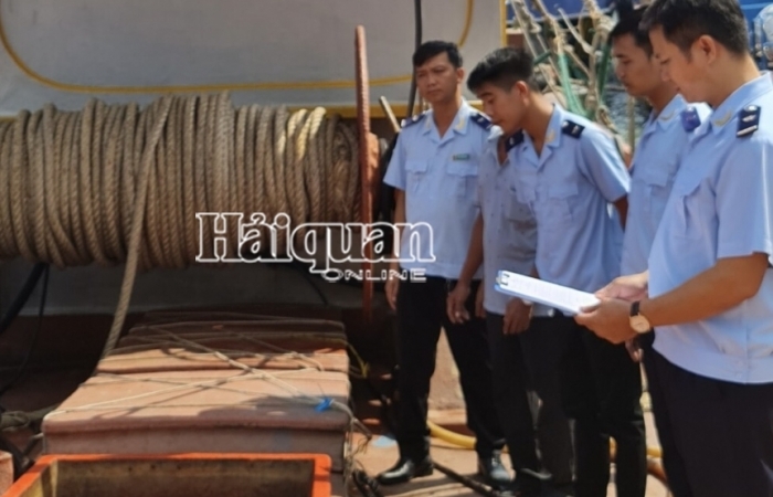 Hải đội 3 bắt 2 tàu chở đầy dầu DO nghi nhập lậu