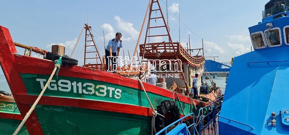 Hải đội 3 bắt 2 tàu chở đầy dầu DO nghi nhập lậu