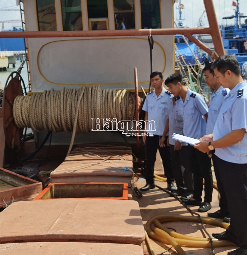Hải đội 3 bắt 2 tàu chở đầy dầu DO nghi nhập lậu