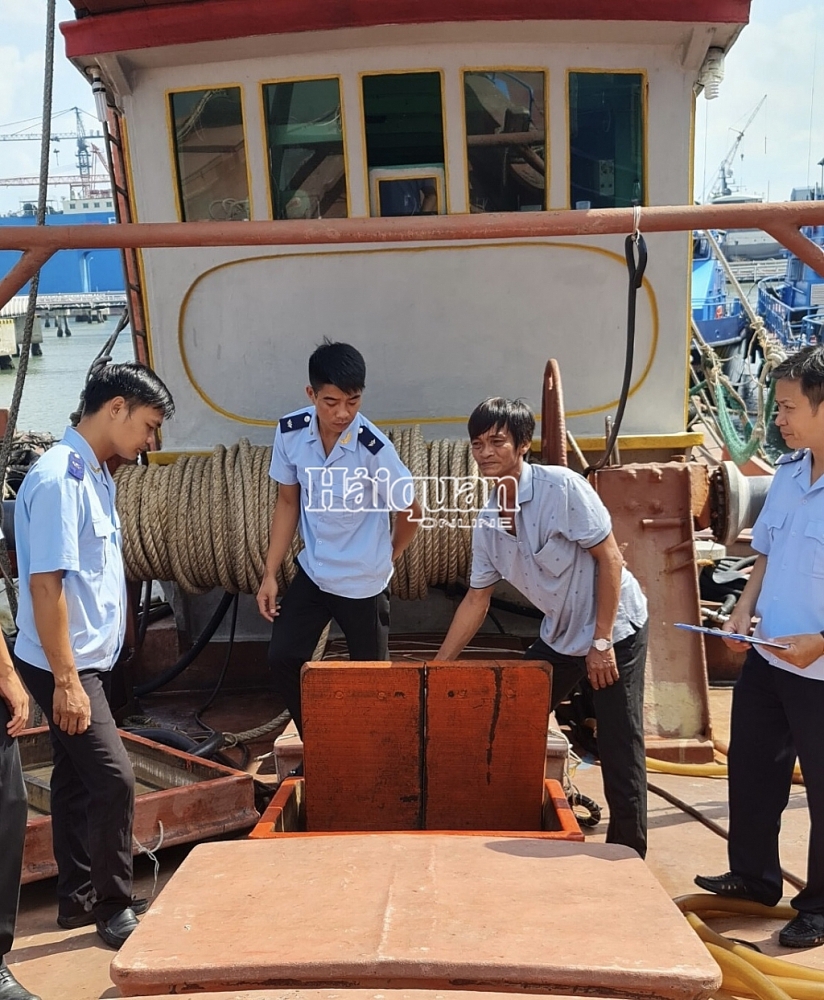 Hải đội 3 bắt 2 tàu chở đầy dầu DO nghi nhập lậu