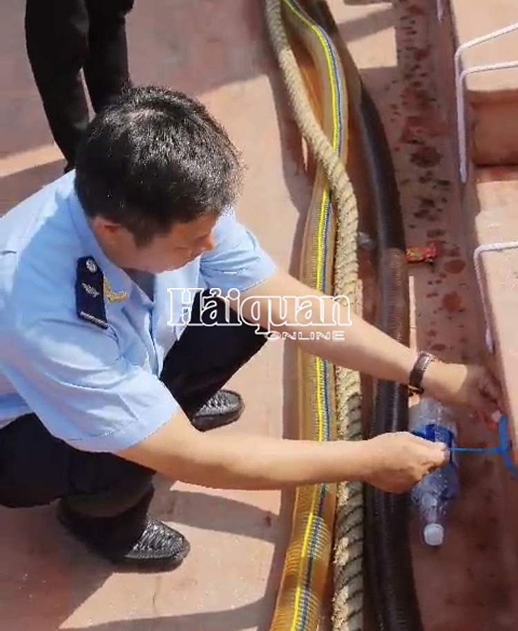Hải đội 3 bắt 2 tàu chở đầy dầu DO nghi nhập lậu