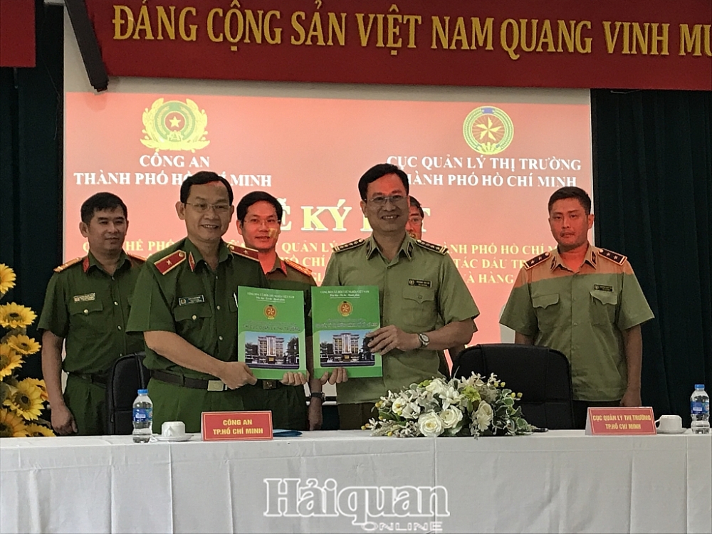 Quản lý Thị trường và Công an TPHCM chung tay bắt buôn lậu, gian lận thương mại