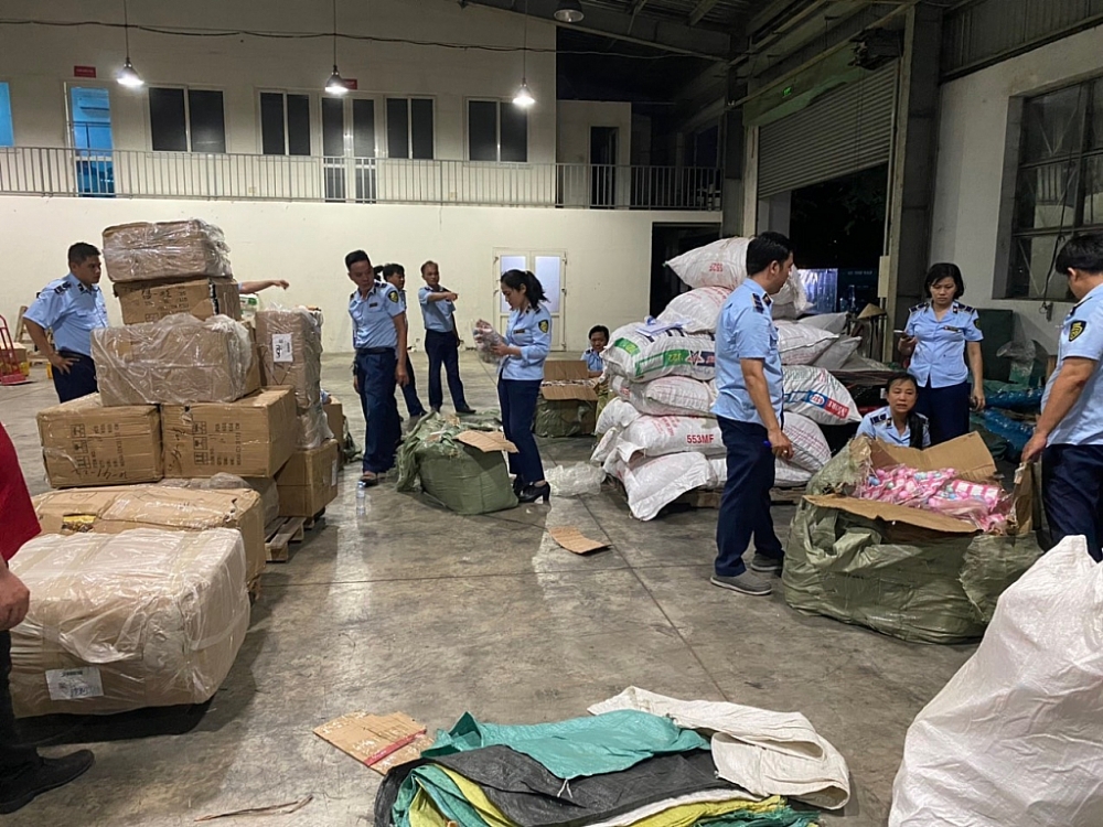 Tạm giữ lượng lớn xì gà, rượu ngoại tại địa điểm kinh doanh Logistics