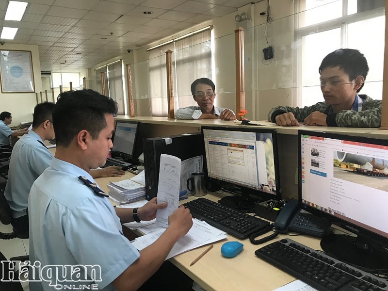 hai quan tphcm ban dau gia 15 container gao