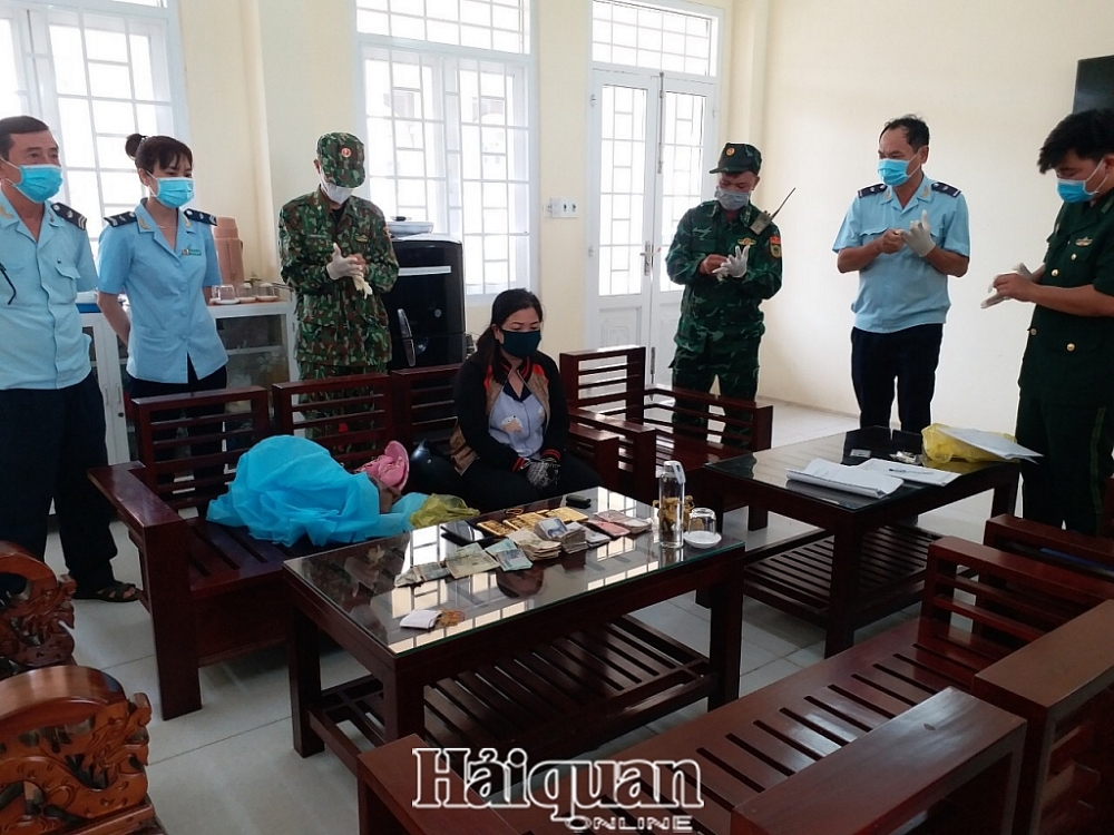 Hải quan An Giang: Phối hợp bắt một phụ nữ vận chuyển 5 kg kim loại nghi là vàng