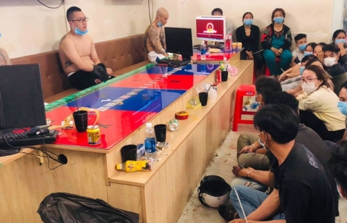 Cảnh sát hình sự bắt giữ gần 40 nam, nữ đánh bạc tại TPHCM