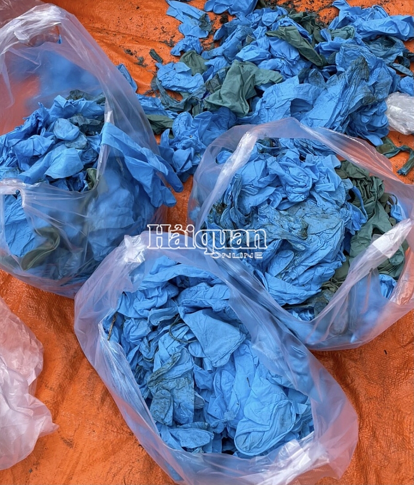 Hải quan TPHCM bắt giữ gần 15 tấn găng tay cũ nhập khẩu từ Trung Quốc