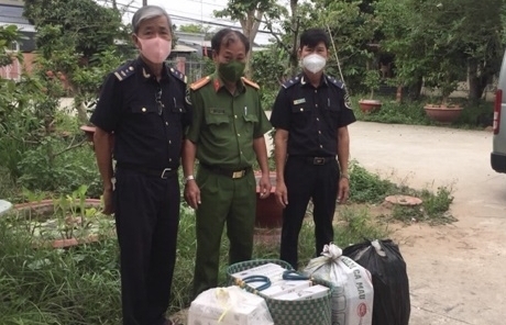 Chặn nhóm đối tượng tập kết thuốc lá lậu trên cánh đồng