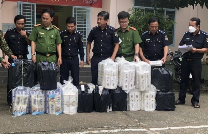 Vận chuyển 4.000 bao thuốc lá lậu bằng xuồng máy