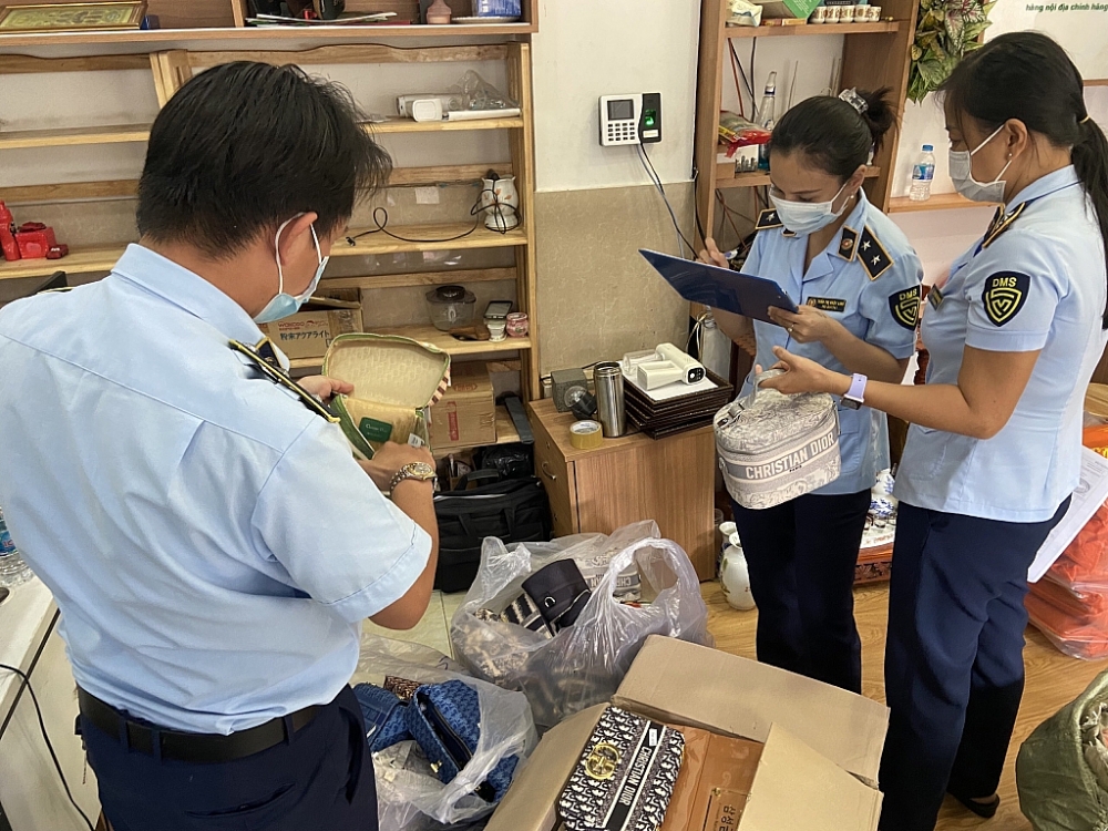 Mỹ phẩm nghi nhập lậu do Cục Quản lý thị trường TpHCM bắt giữ. Ảnh: L.Sơn