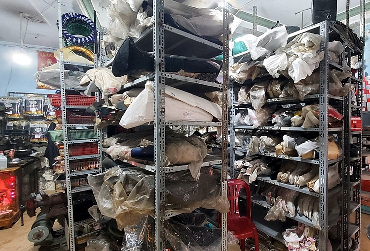 Phụ tùng xe gắn máy nghi nhập lậu, không rõ nguồn gốc được Công an phát hiện