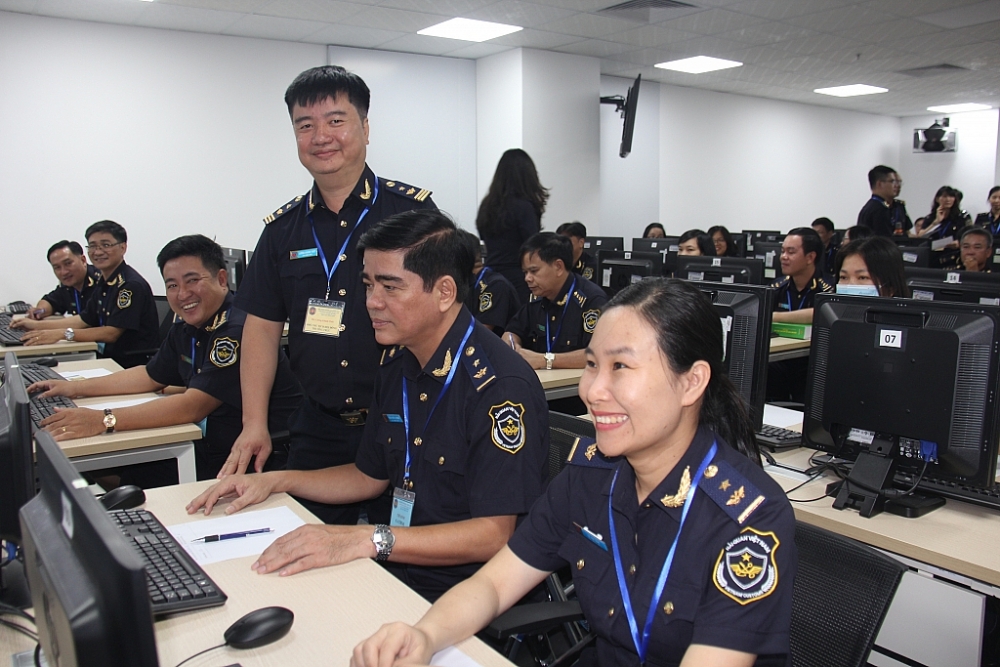 Ông Lương Khánh Thiết, Phó Chủ tịch thường trực hội đồng chúc các  thí sinh làm bài đạt kết quả cao. Ảnh: T.H