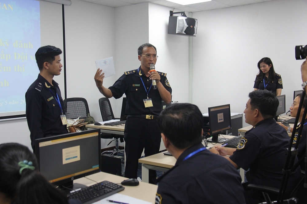 Hội đồng thi l2m thủ tục phát đề thi cho các thí sinh. 