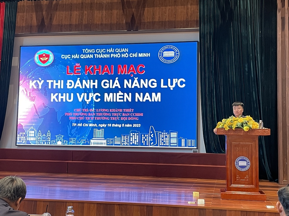 Ông Lương Khánh Thiết, Phó Chủ tịch thường trực hội đồng phát biểu khai mạc kỳ thi đánh giá. Ảnh: T.HLễ khai mạc kỳ thi đánh giá năng lực